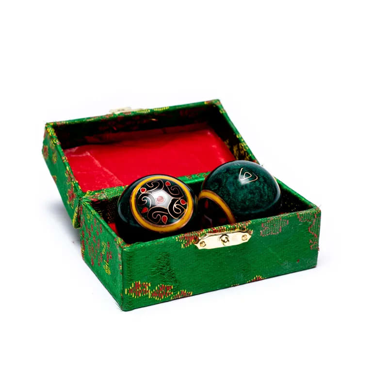 Les Boules de santé Qi Gong Qi Xin Ylang sont protégés par ce coffret en satin