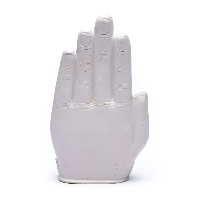 Boudda blanc assis dans la main