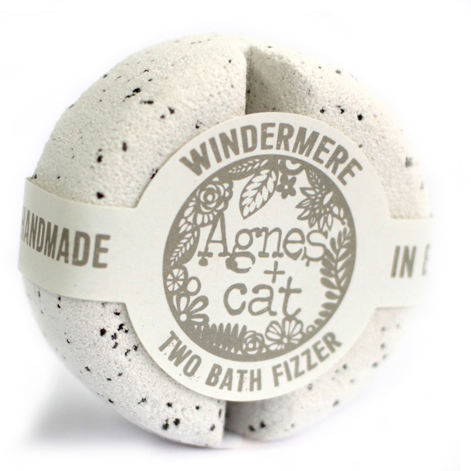Ce Coffret Cadeaux Bougie Sels de Mer & Bombes de bain | Agnès & Cat contient 2 bombes de bain senteur marine