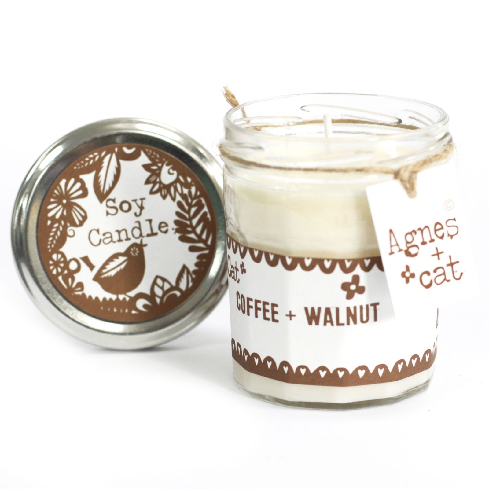 une bougie senteur noix et café incluse dans ce Coffret Cadeaux Bougie Café et Noix & Bombes de bain | Agnès & Cat