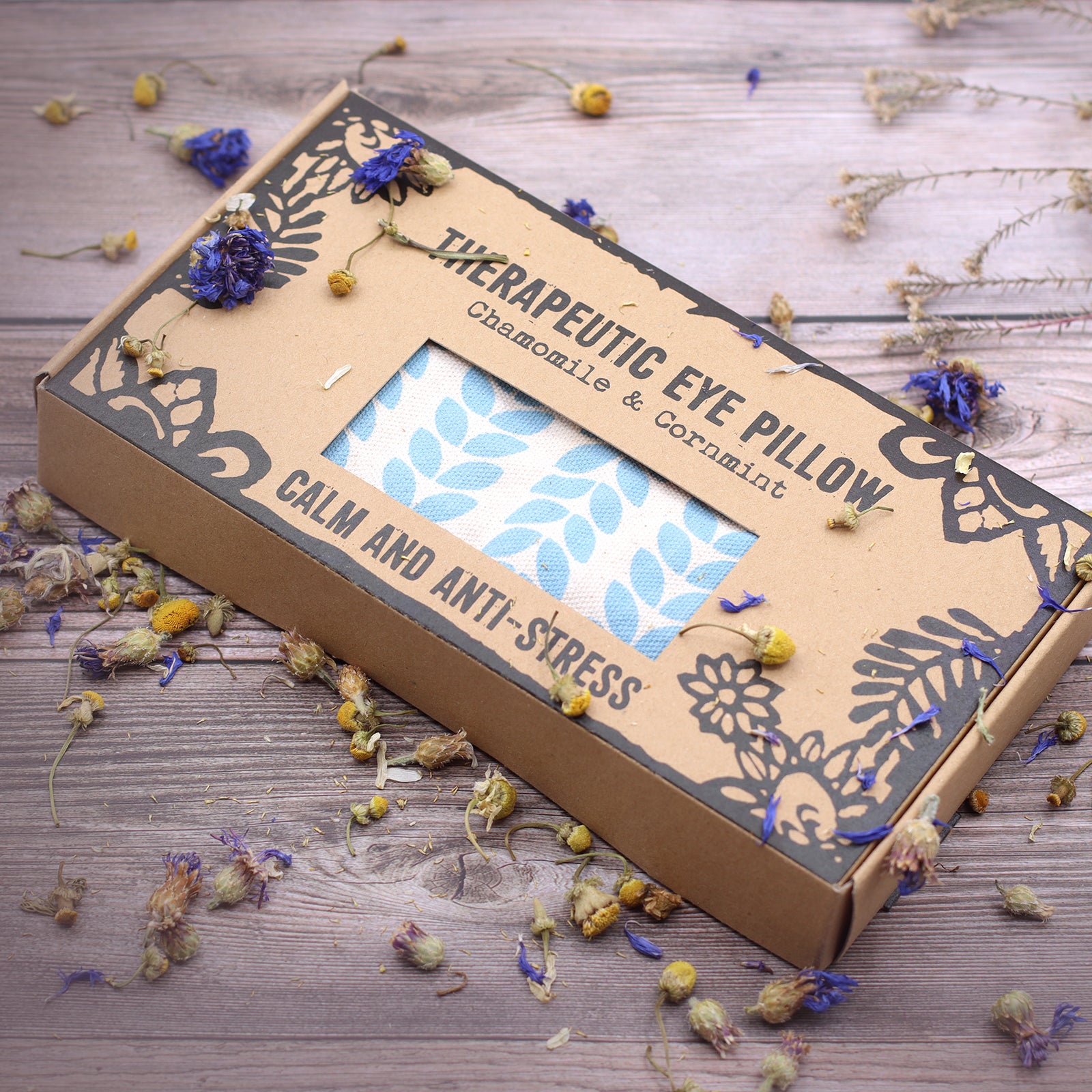 Un moment de calme et de relaxation intense avec ce Masque pour les yeux aux huiles essentielles de camomille et de menthe des champs