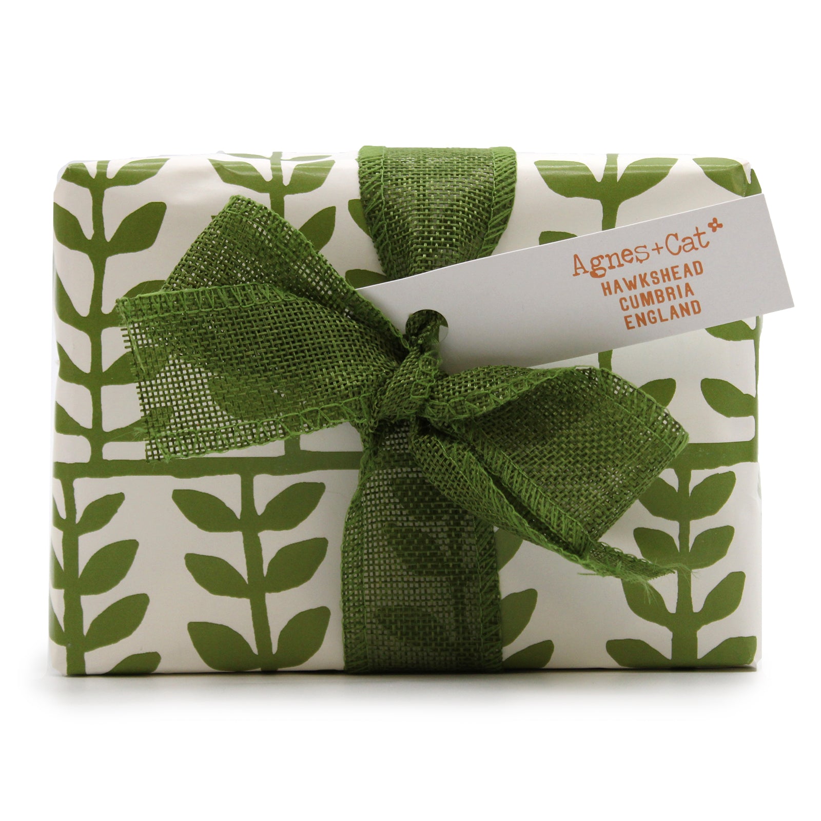 Un emballage cadeau unique pour ce Coffret Cadeaux Bougie Rhubarbe & Bombes de bain | Agnès & Cat