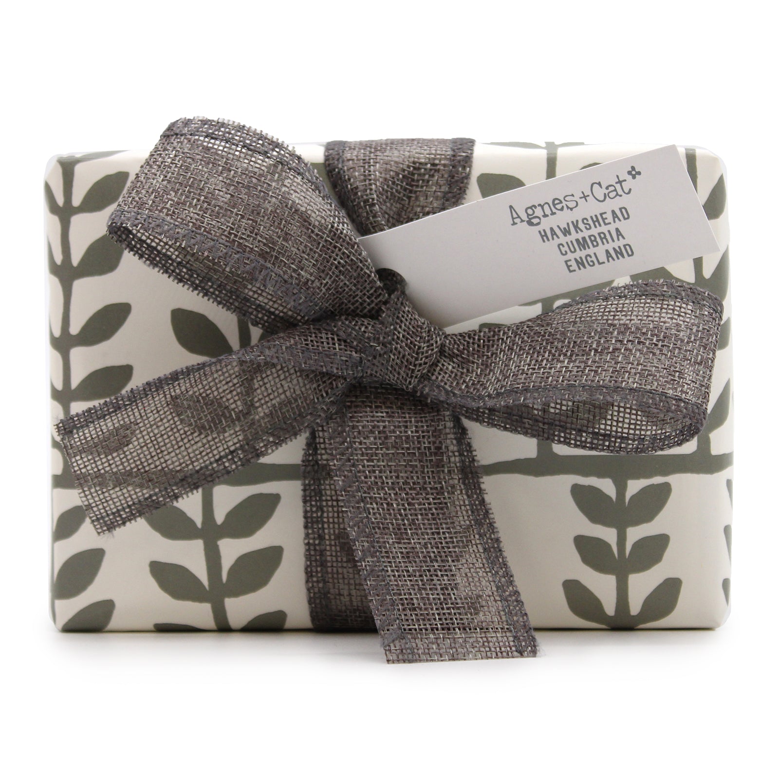 Un emballage cadeau exclusif pour ce coffret cadeaux Bougie & Bombes de bain Agnès&Cat