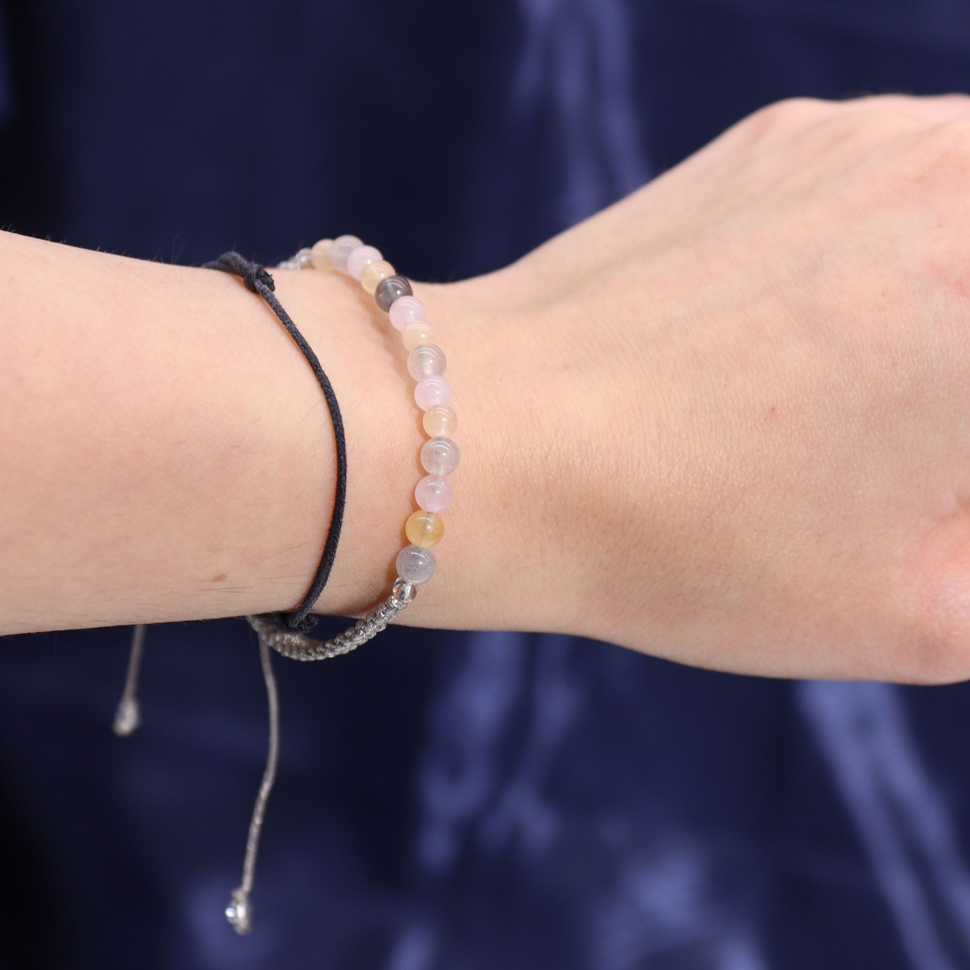Un bracelet lien élégant dans ce Coffret Cadeaux Bougie et Bracelet - Gémeaux
