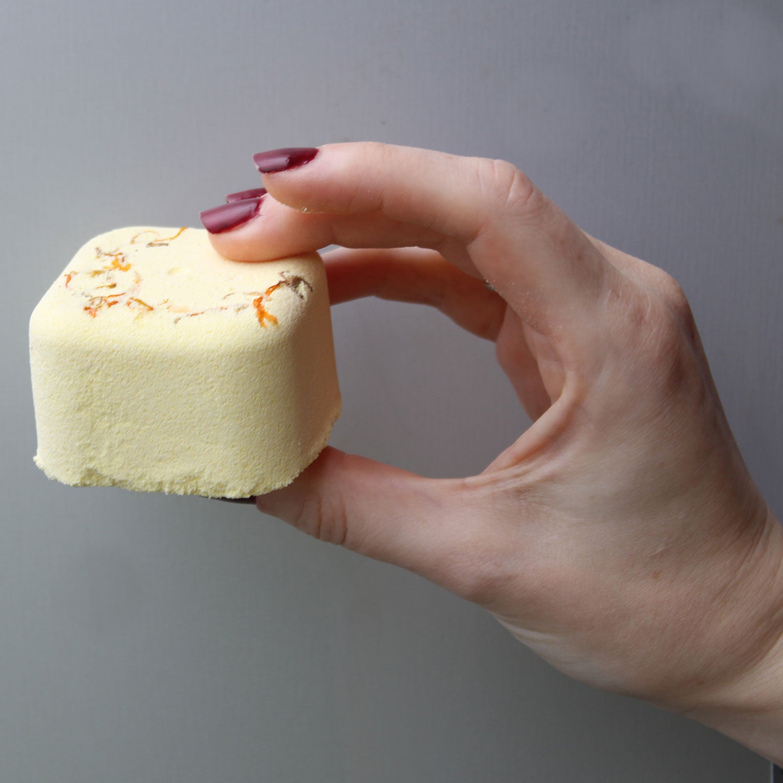Galet de douche Aromathérapie |-Réflexion - 80 grammes - tenue entre les doigts de la main