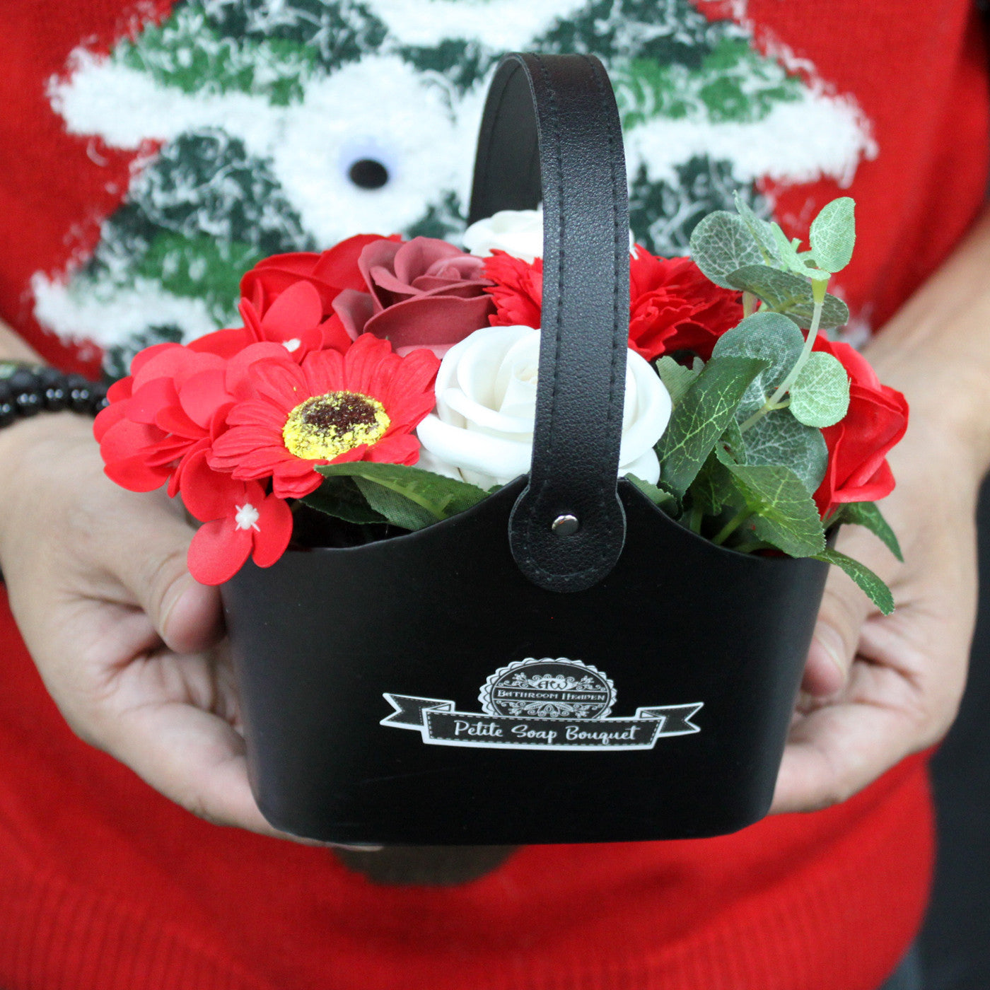 Panier de fleurs de savon taille S coloris rouge tenu dans les mains