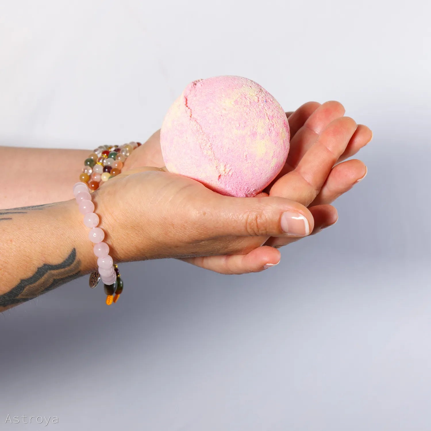 Bombe de bain au karité Pour Elle – Détente et Hydratation - tenue mains