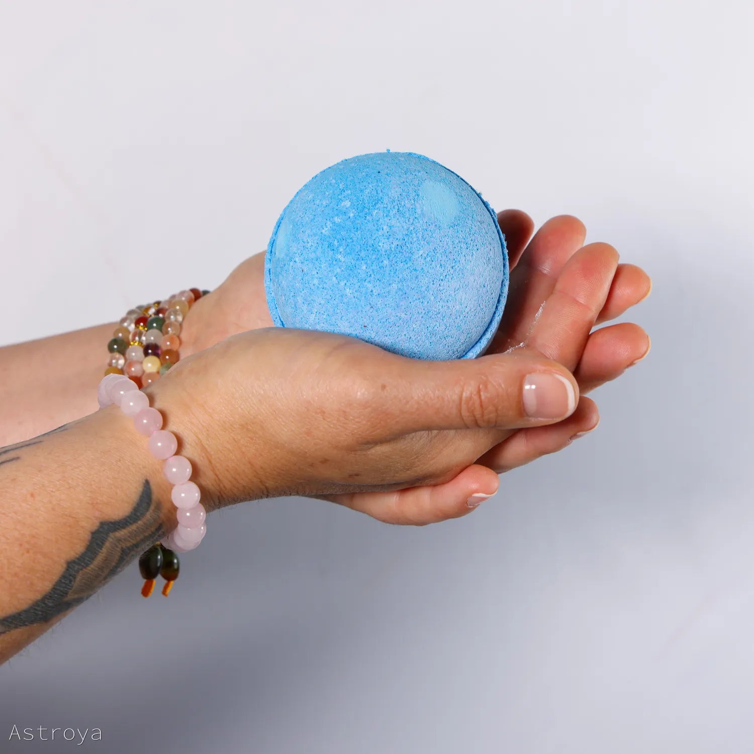 Bombe de bain au Karité | Myrtille - tenue main