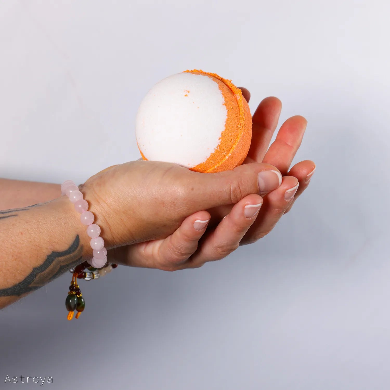Bombe de bain au karité Orange et Cannelle – tenue mains