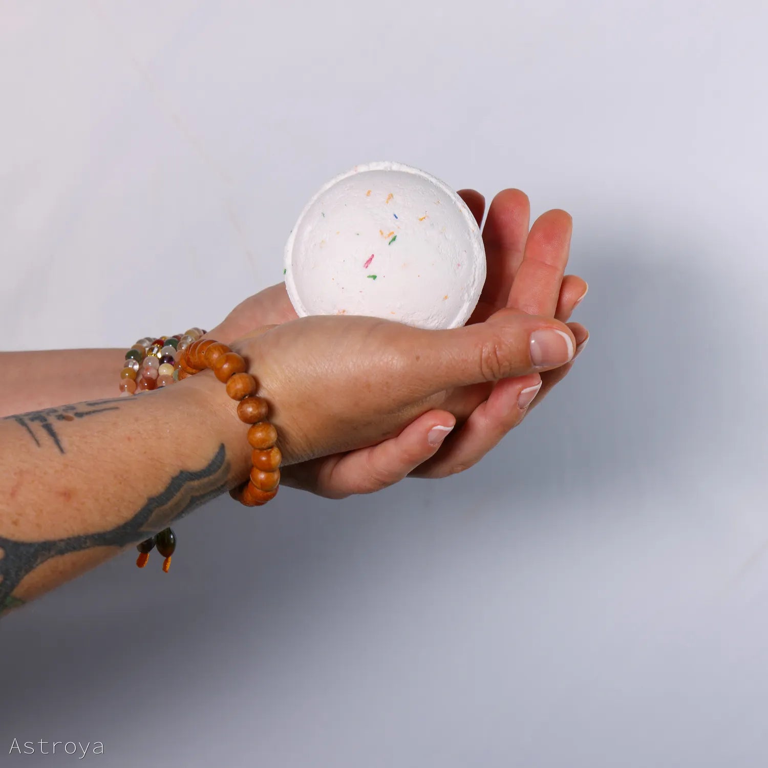 Bombe de bain au karité Tutti Frutti – Détente fruitée & hydratante - tenue mains