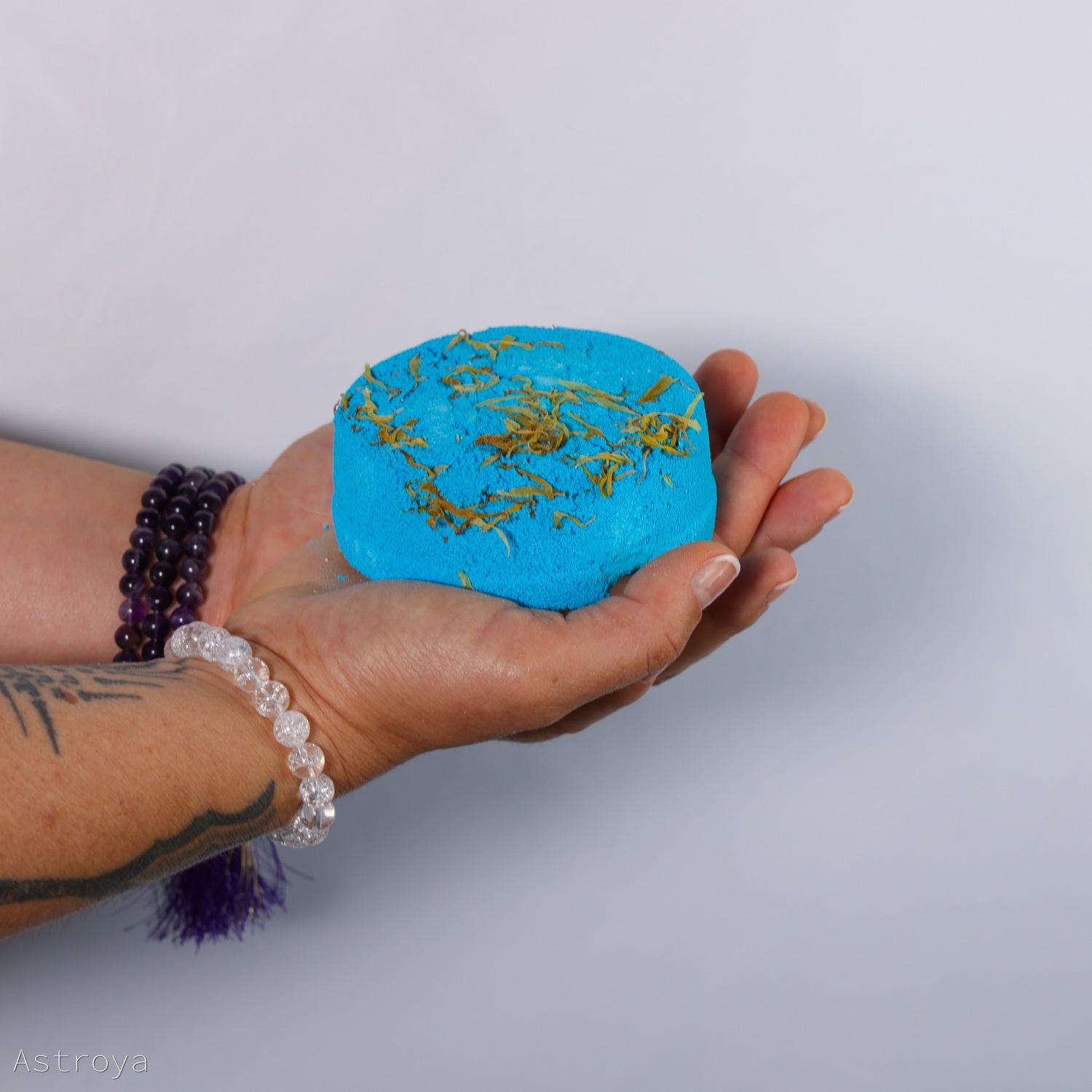 Bombe de bain Jumbo Camomille Sauge et Vanille - 200 grammes - tenue mains