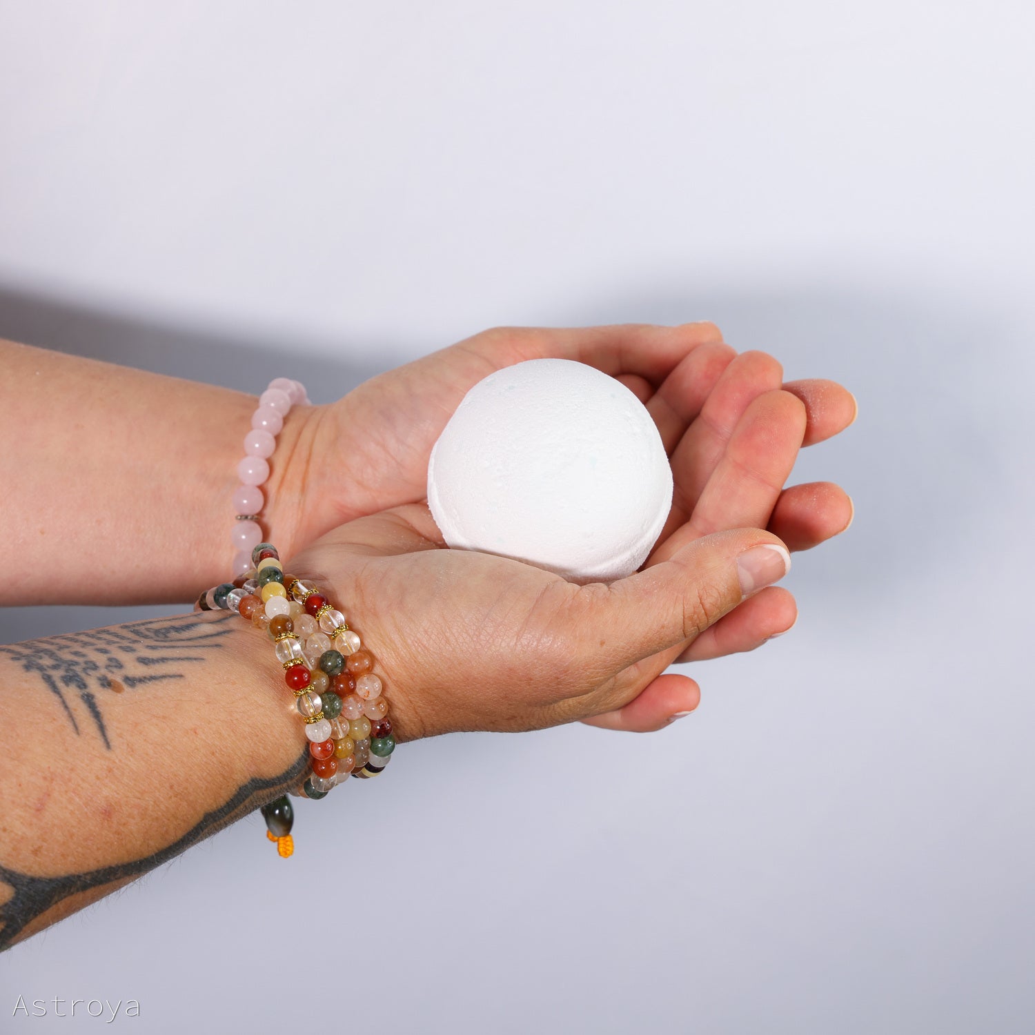 Bombe de bain Bienfaits Aromathérapeutiques - Détox - tenue main