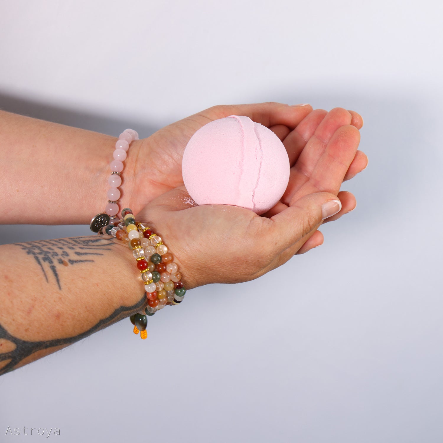 Bombe de bain Aromathérapie Botanique senteur Encens et Rose - 160 grammes - tenue main