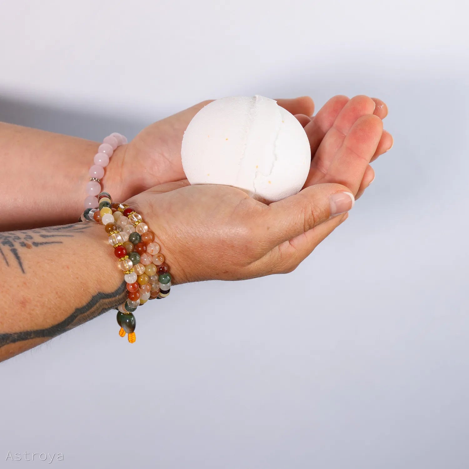 Bombe de bain Bienfaits Aromathérapeutiques Tendresse - tenue main
