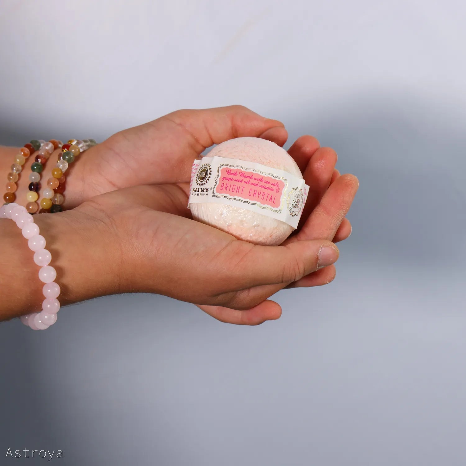 Bombe de bain - Bright Crystal | Éclat et Relaxation - tenue mains