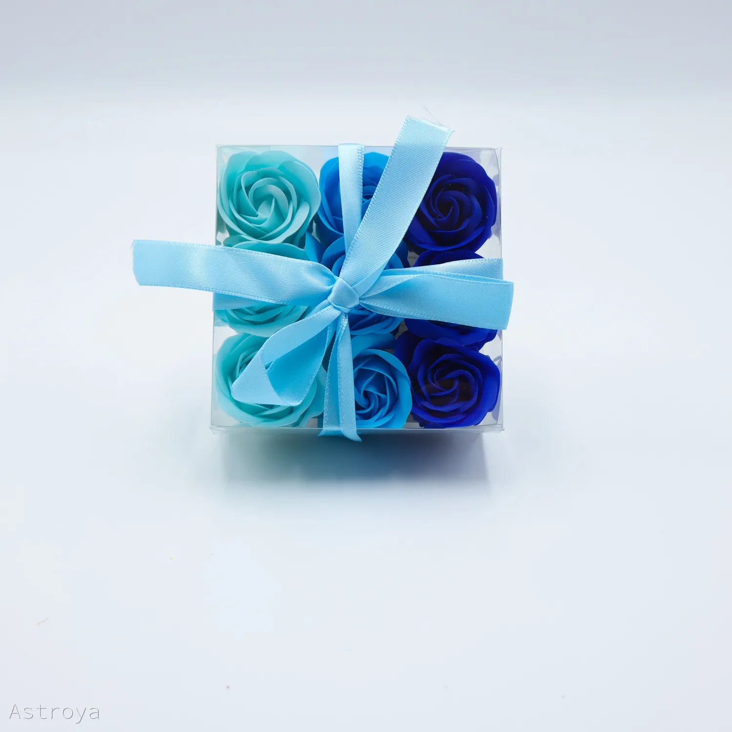 Boite de 9 fleurs de savon, des roses aux couleurs de 3 nuances de bleu.