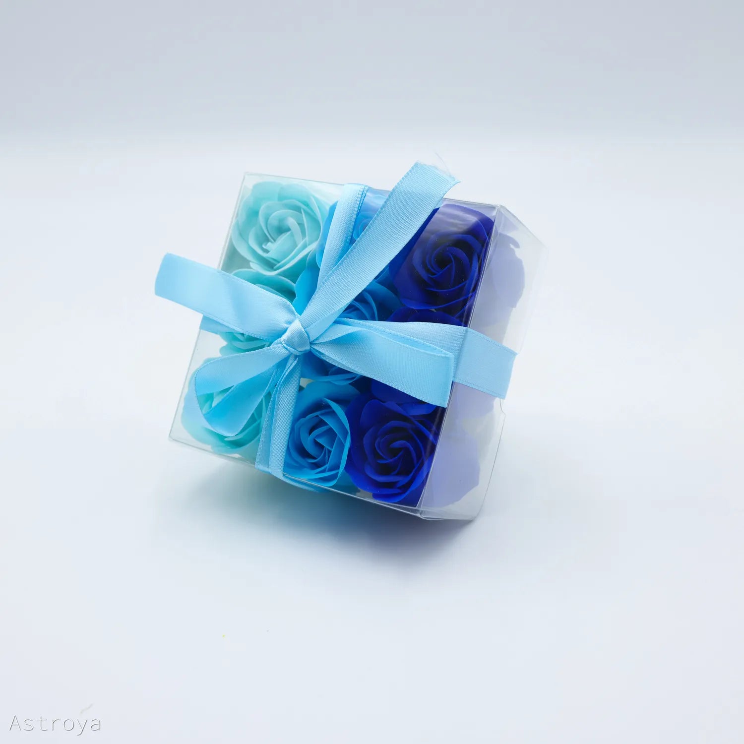 Boite de 9 fleurs de savon, des roses de savon en gros plan vue de 3/4, 3 nuances de bleu