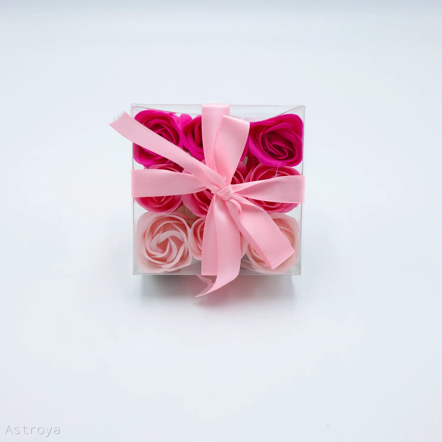 Boit de 9 fleurs de savon, des roses, vue de face avec joli noeud d&