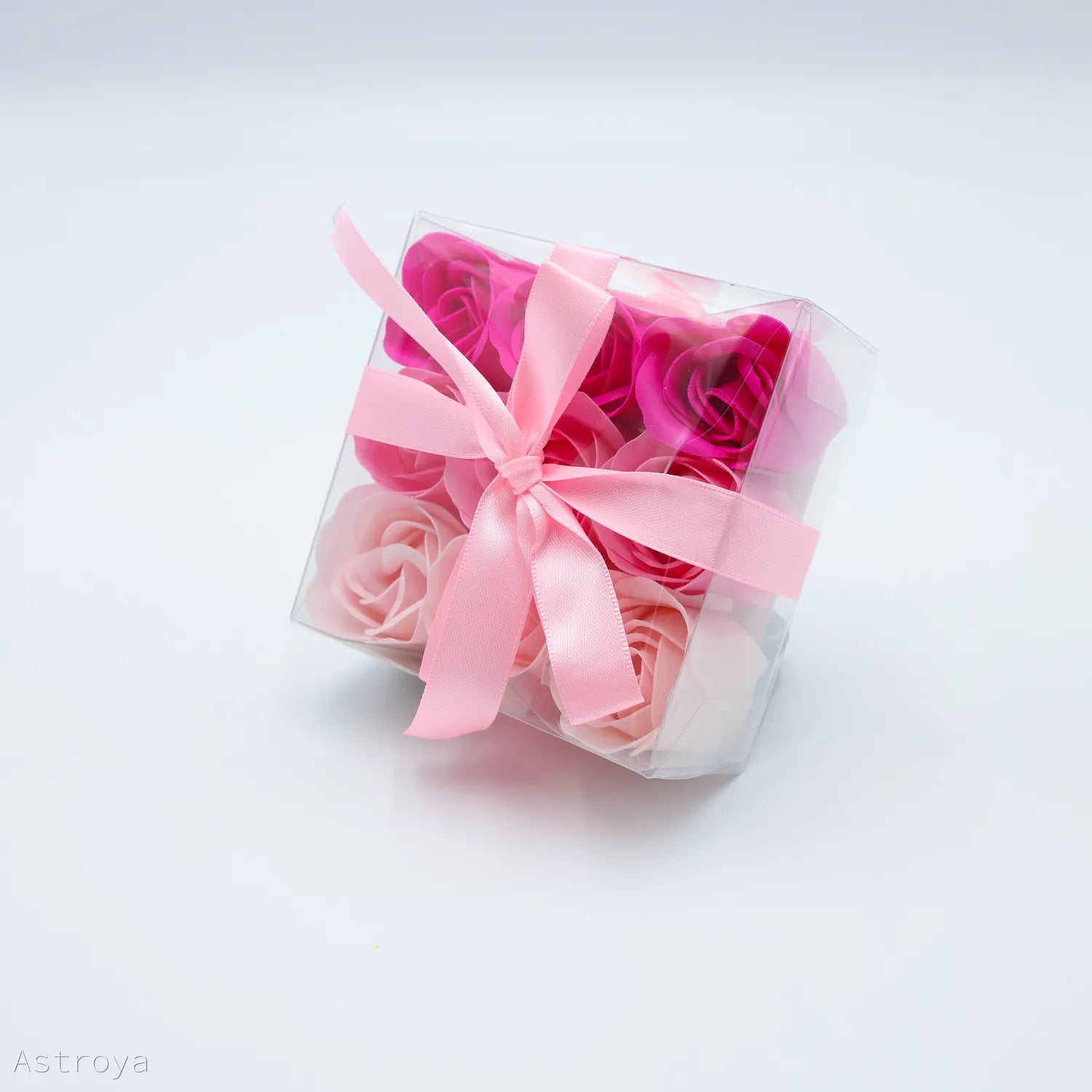 Coffret de 9 roses de savon de 3 différentes couleurs: rose foncé, rose clair et rose pastel.