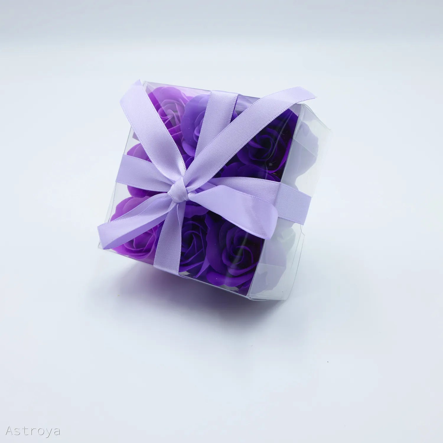 Boite de 9 roses de savon. Couleurs de 3 différents violets.