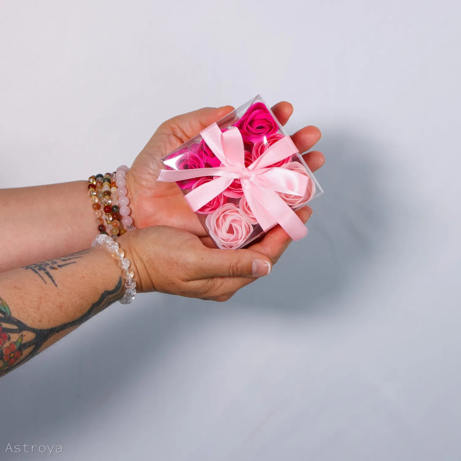 Boite de 9 roses de savon tenu dans la main. 3 belles nuances de roses et un joli ruban pour l&