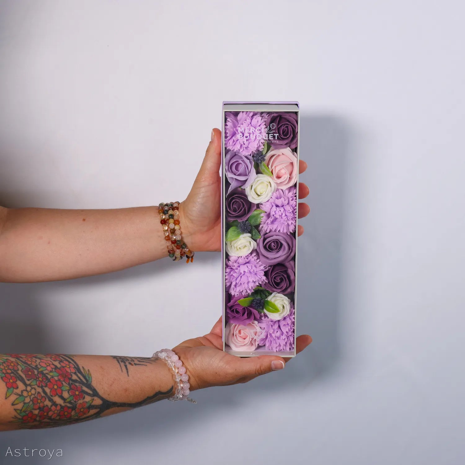 Coffret de fleurs de savon de 28cm
de haut tenu en mains couleurs lavande et violet