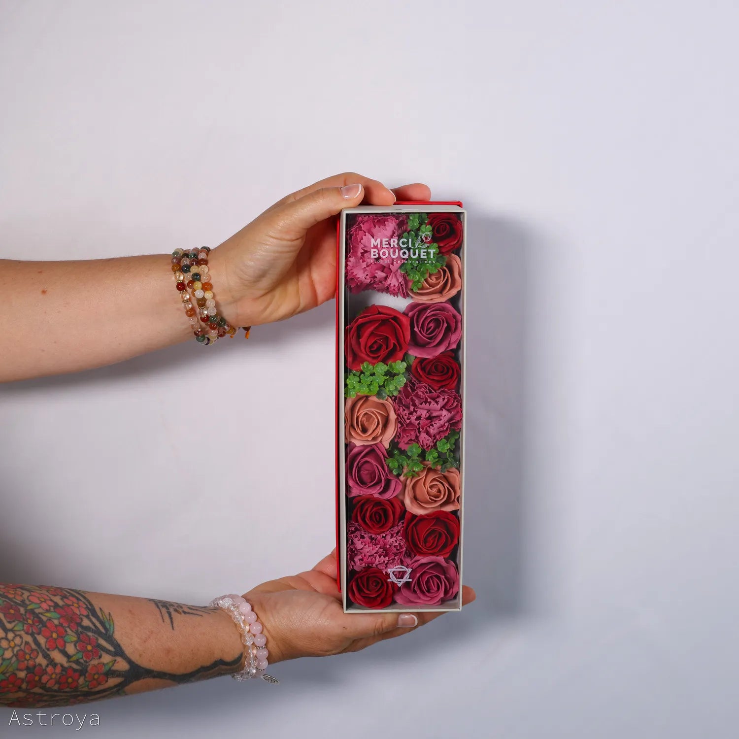 Boite de fleurs de savon de 28cm de haut, tenue à la main couleurs roses et rouges