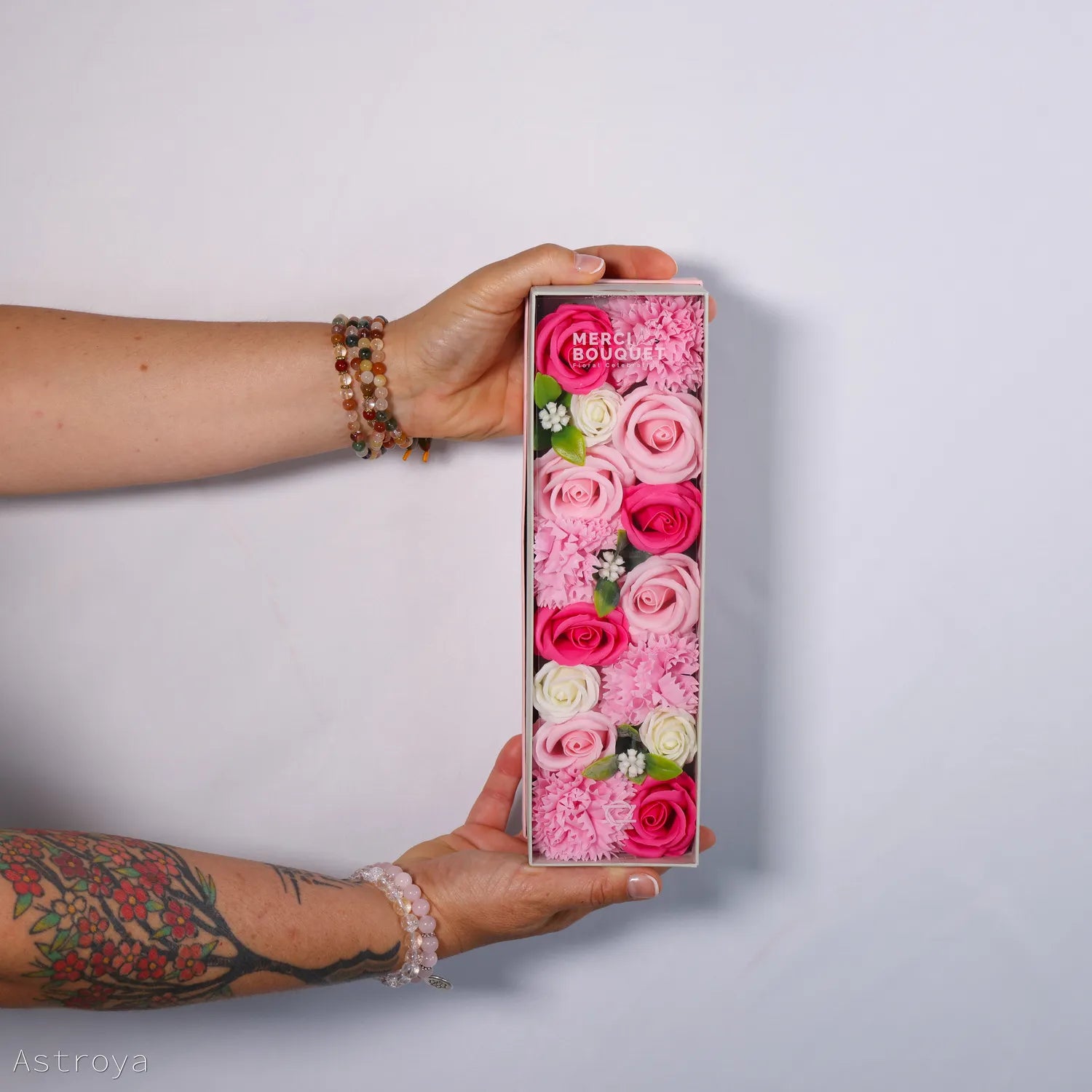 Coffret de 28cm de haut de fleurs de savon couleurs rose tenu à la main