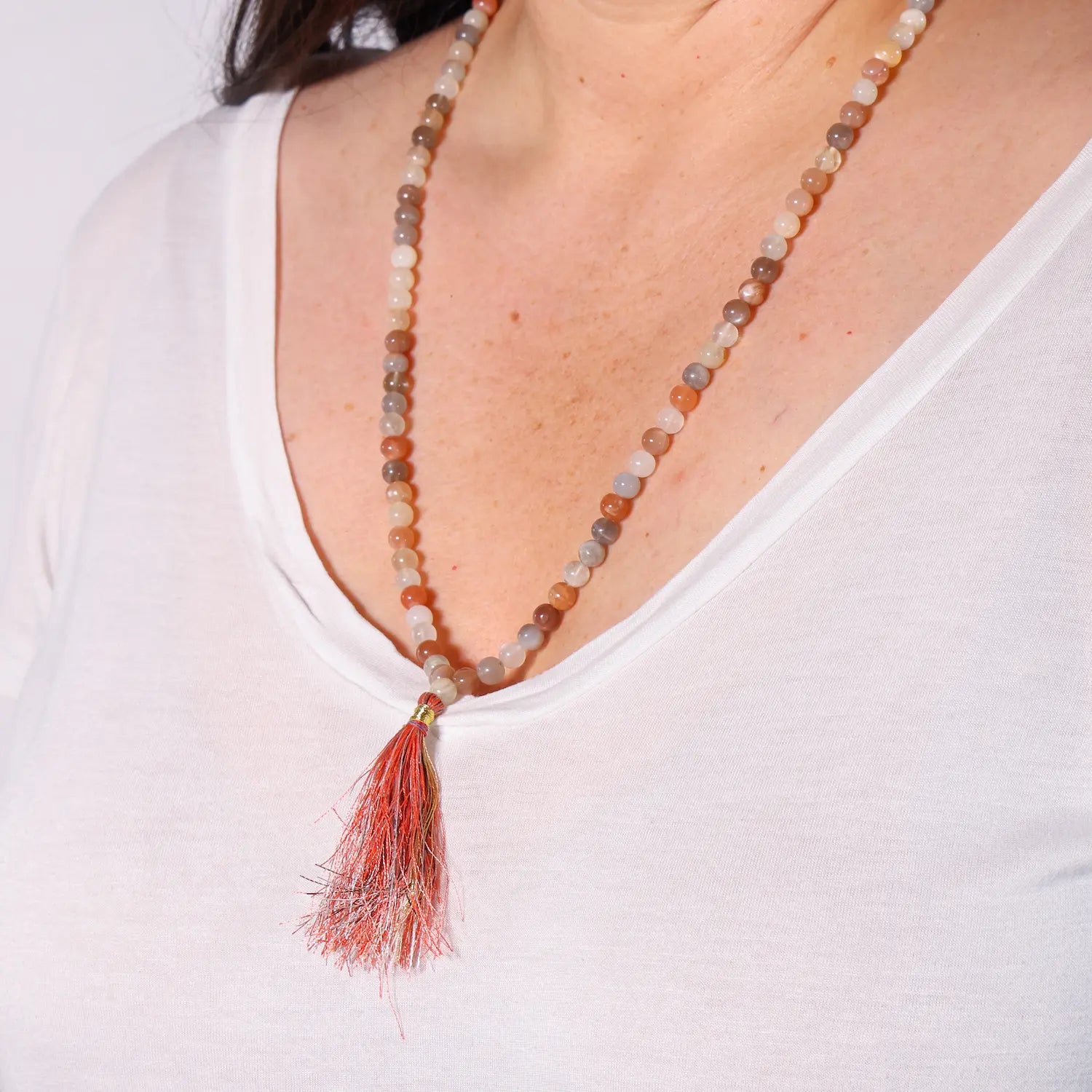 Mala en pierre de lune porté en collier – bijou de méditation et bien-être