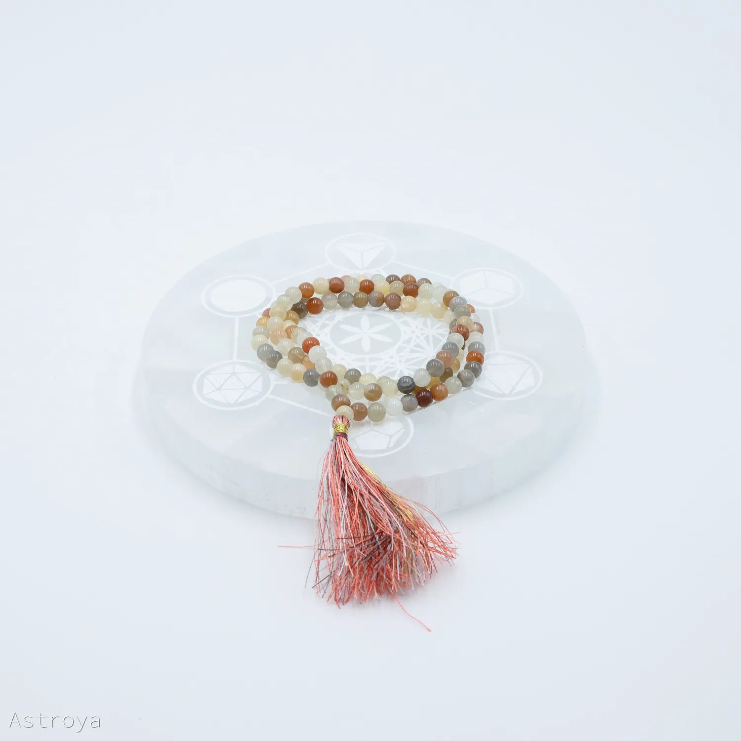 Mala pierre de lune 108 perles avec pompon posé sur support énergétique