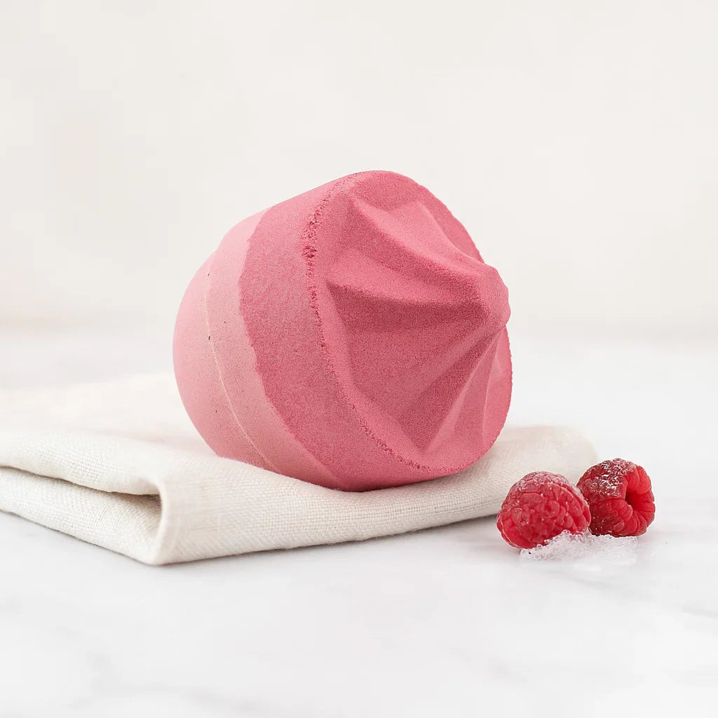 Bombe de bain au karité framboise givrée – bain gourmand et relaxant