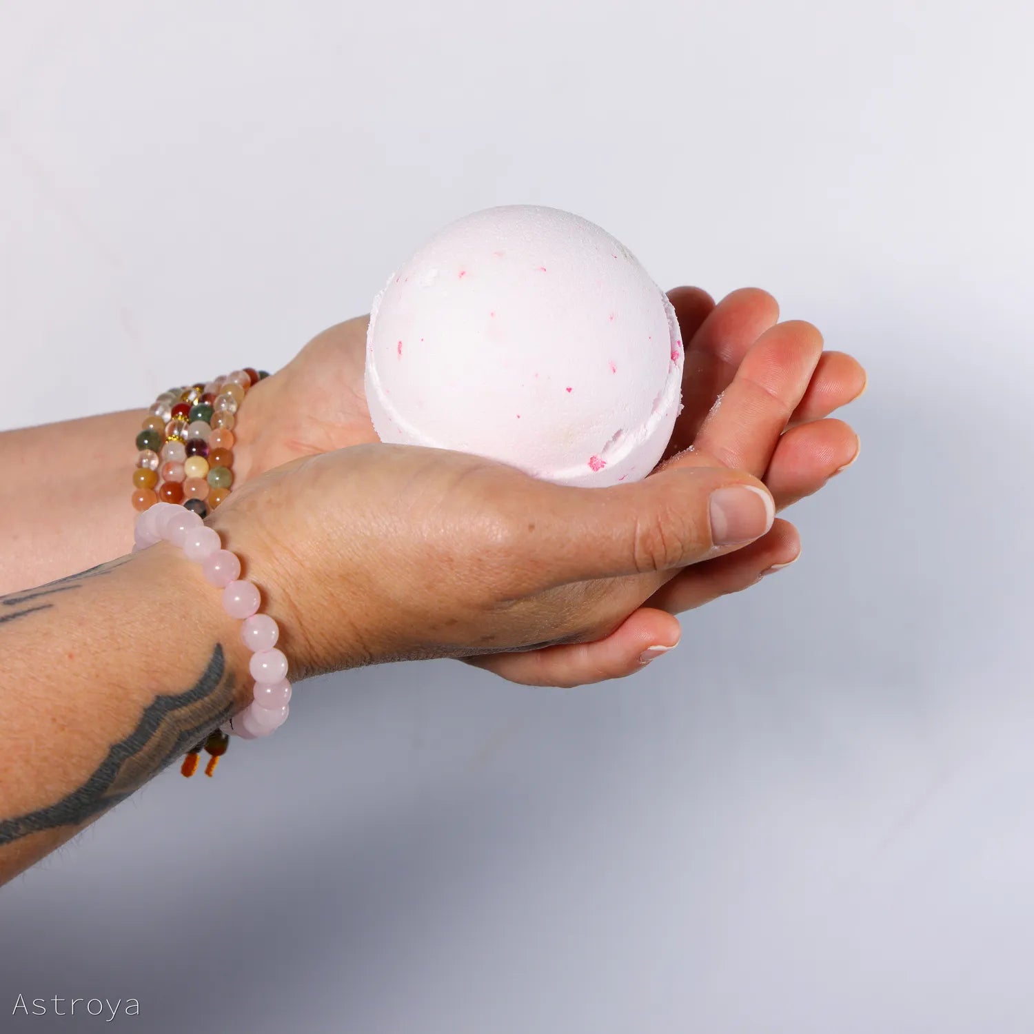 Bombe de bain au Karité | Rêve de Coco- tenue mains