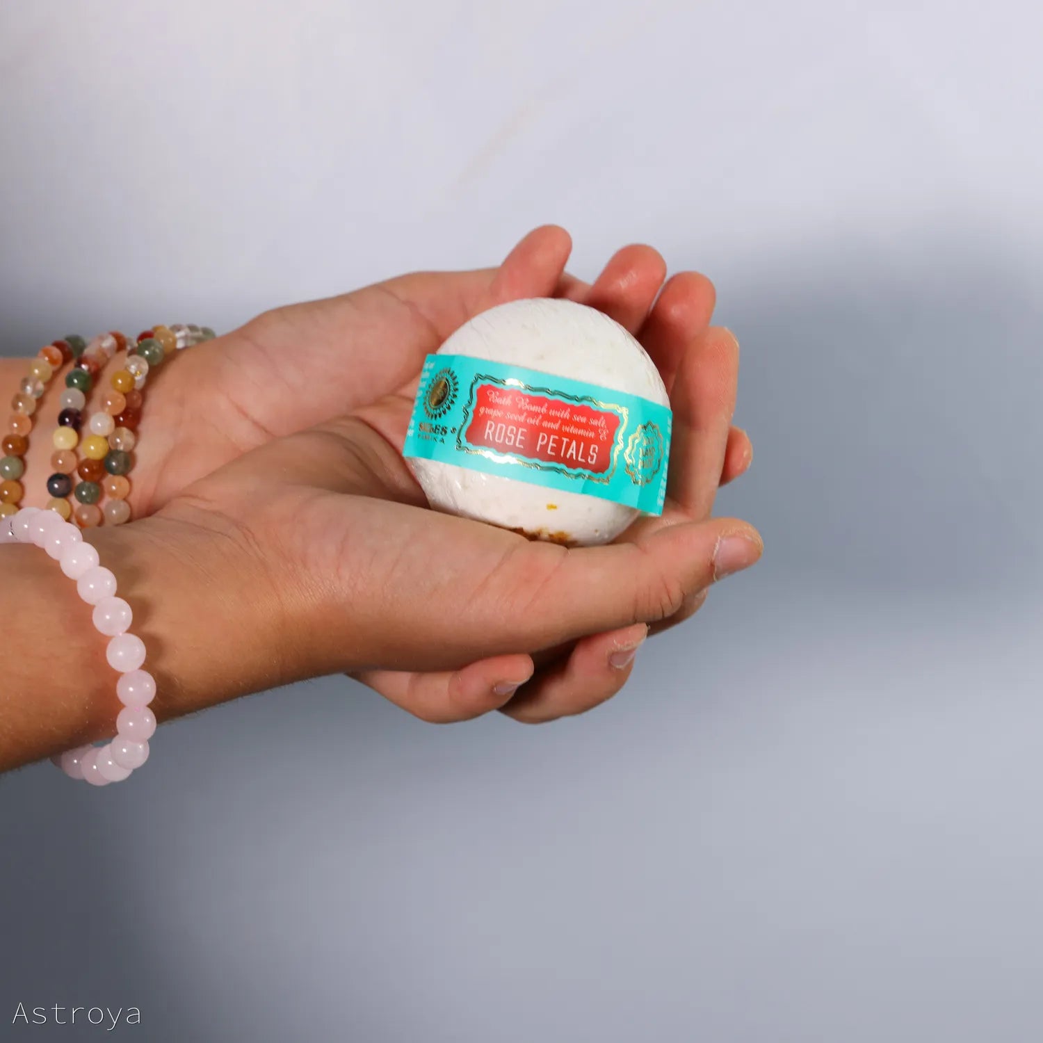 Bombe de bain Pétales de Roses – Relaxation et Douceur Florale - tenue mains