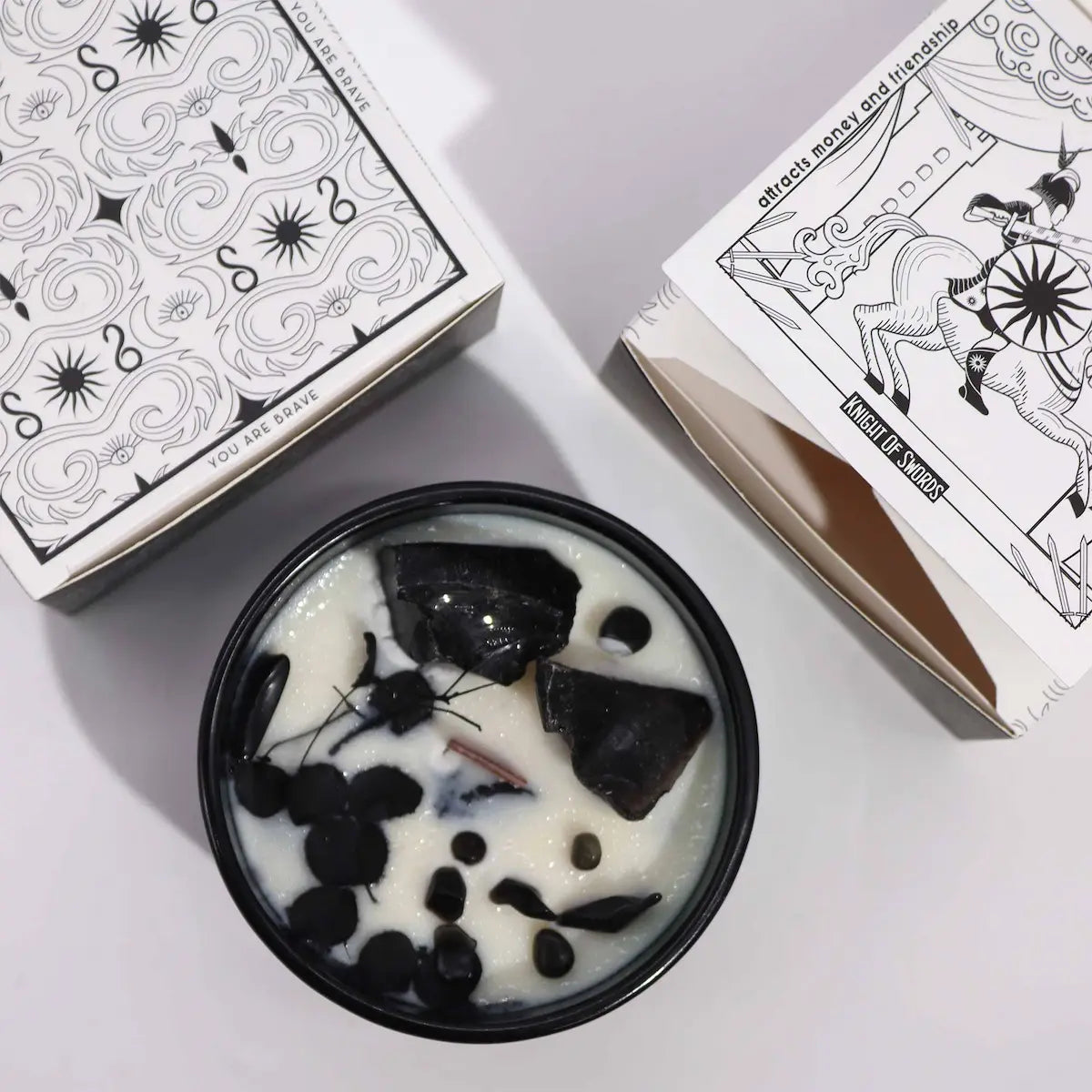 Bougie parfumée cèdre patchouli Hop Hare Le Chevalier des Épées idée cadeau bien-être pour amateurs de tarot et spiritualité