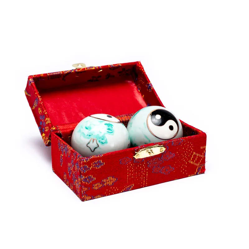 Boules de santé Qi Gong Yin et Yang vert marbré de 4 cm présentées dans leur coffret cadeau