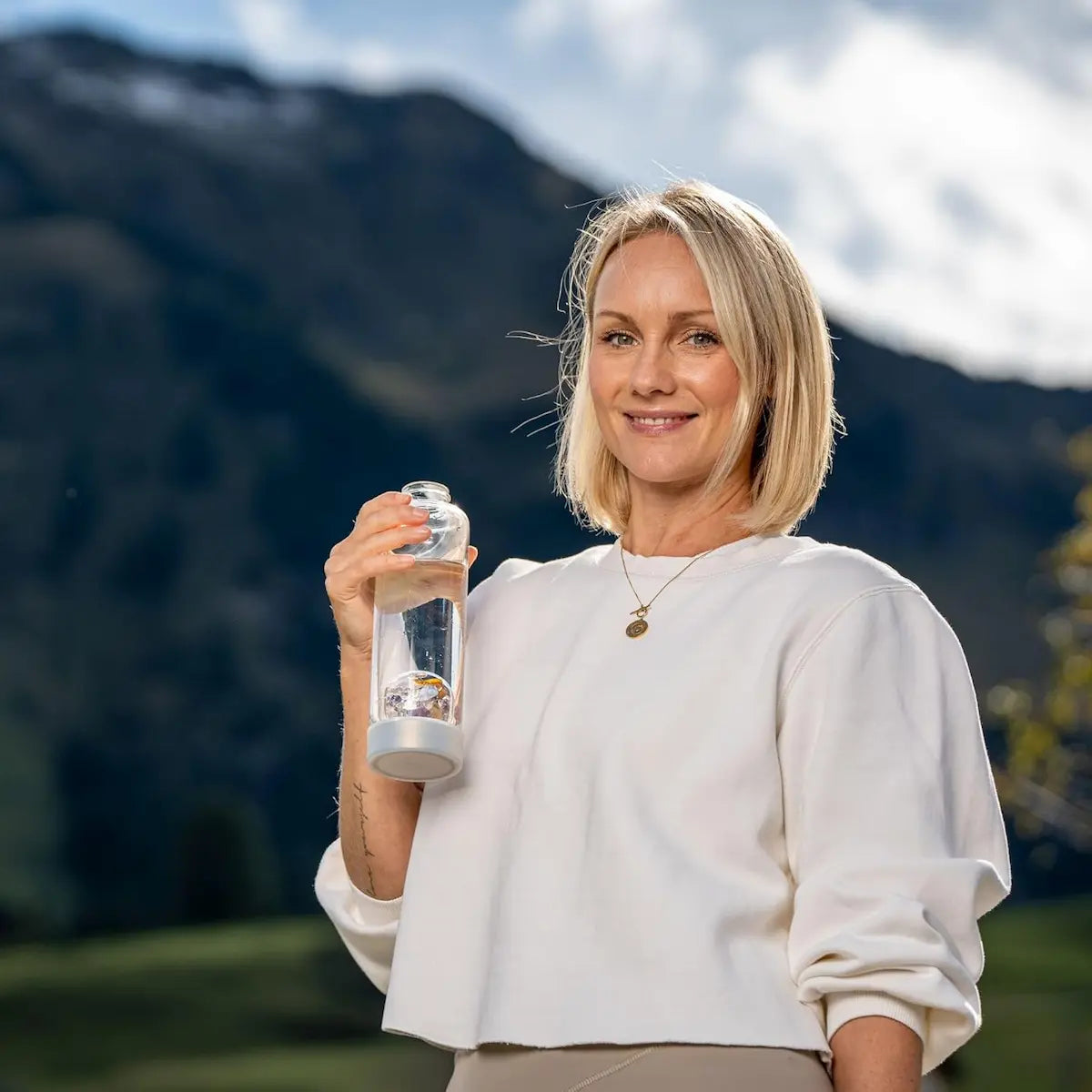 VitaJuwel ViA Prana Rose 500 ml – bouteille d’eau gemmes pour énergie et équilibre lors des randonnées