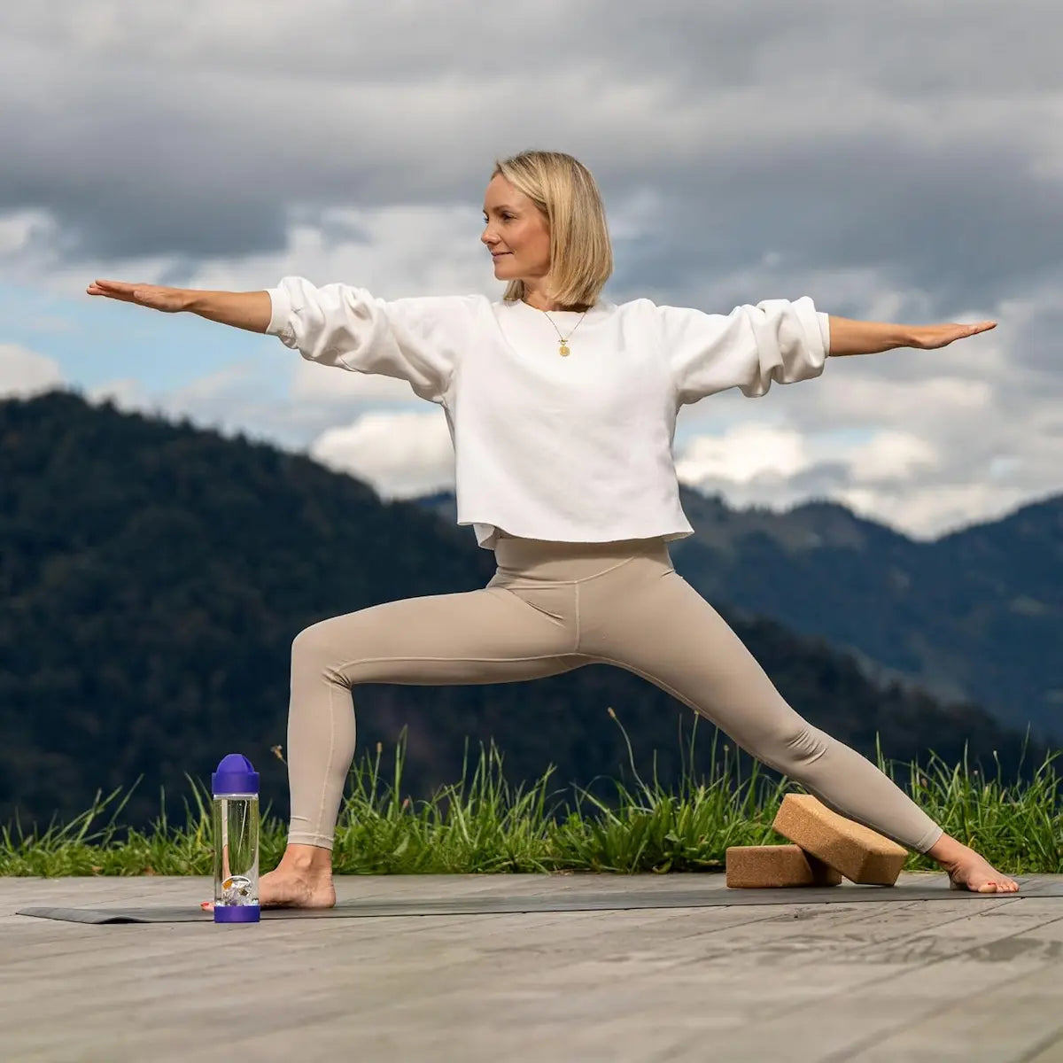 Scène lifestyle : femme faisant du yoga dans la nature avec sa bouteille Via Violette