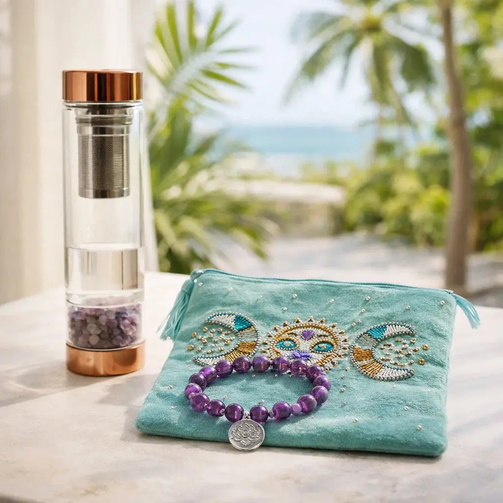 Ensemble bien-être améthyste avec bouteille infuseur, bracelet énergétique et pochette lune dans ambiance tropicale