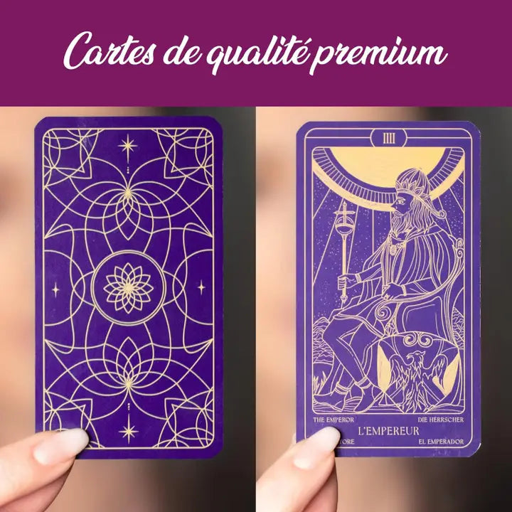 Cartes du Tarot de Marseille violettes et dorées disposées en éventail, design ésotérique premium pour la divination