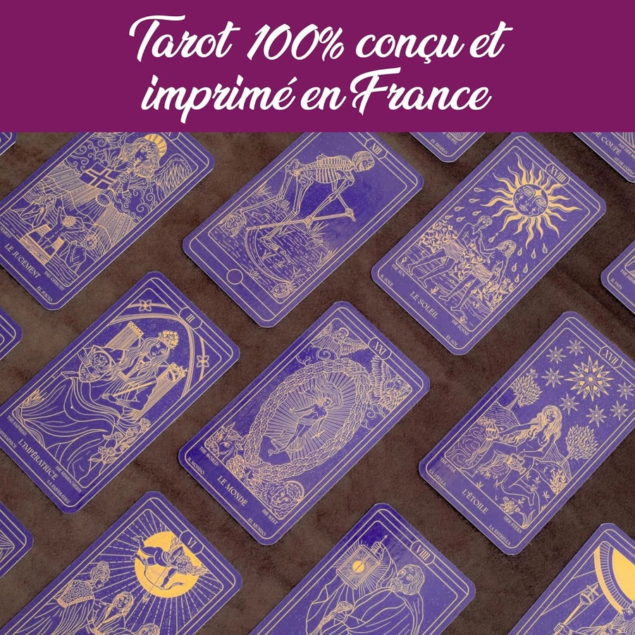 Cartes du Tarot de Marseille utilisées lors d’un tirage ésotérique, ambiance spirituelle et rituelle