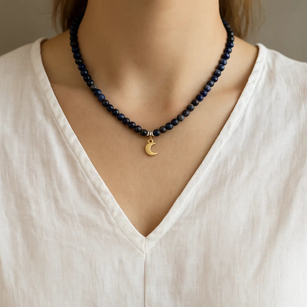 Collier ajustable Lapis-lazuli avec pendentif lune porté par une femme