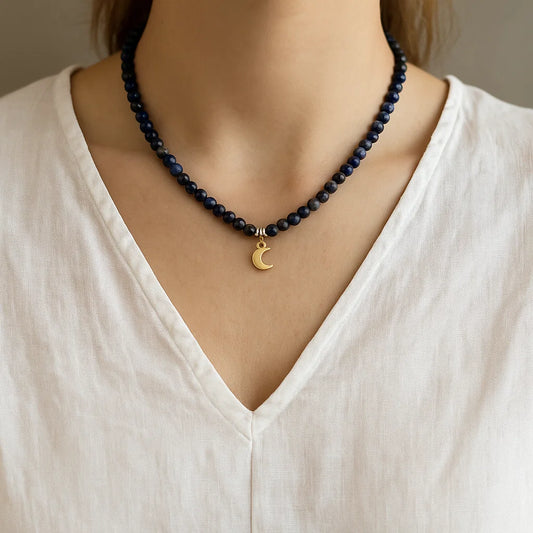 Collier ajustable Lapis-lazuli avec pendentif lune porté par une femme