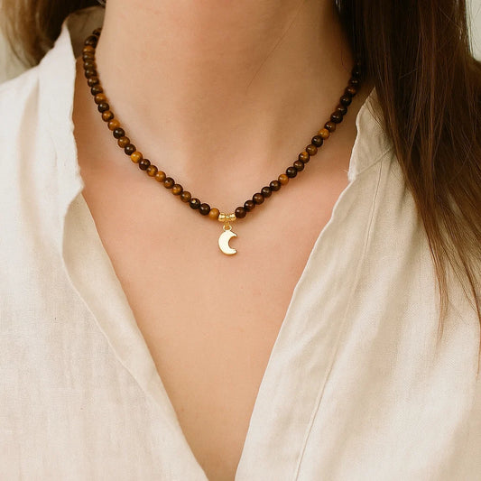 Collier ajustable Œil de tigre avec pendentif lune porté par une femme