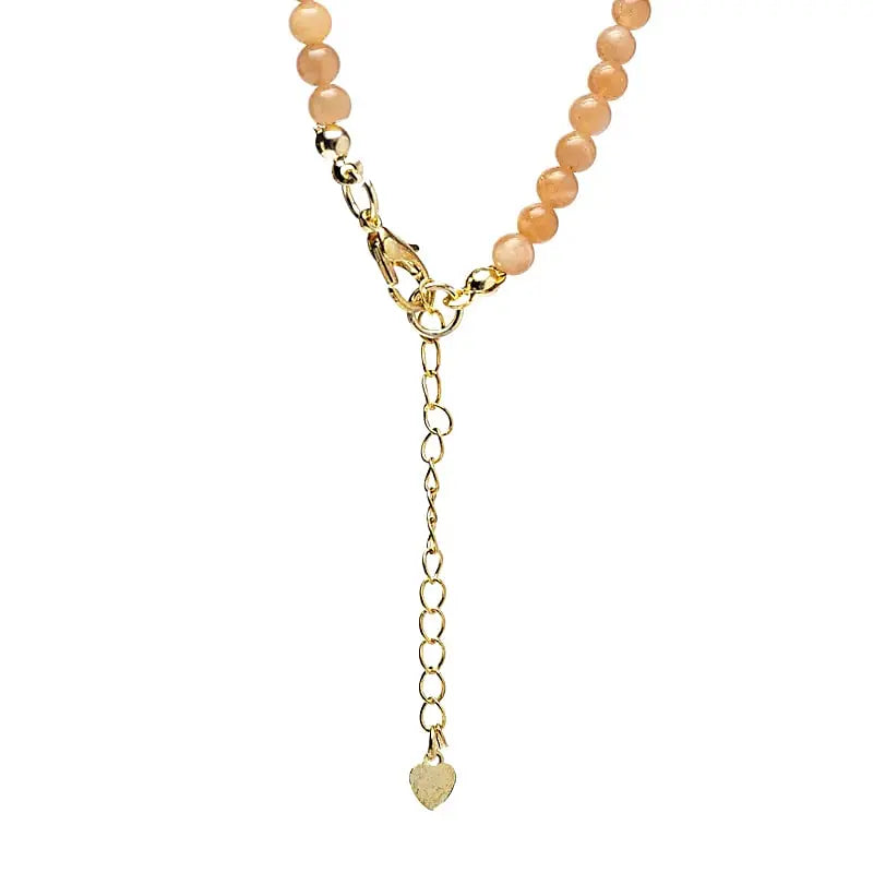 Détail fermoir collier pierre de soleil ajustable avec chaîne dorée