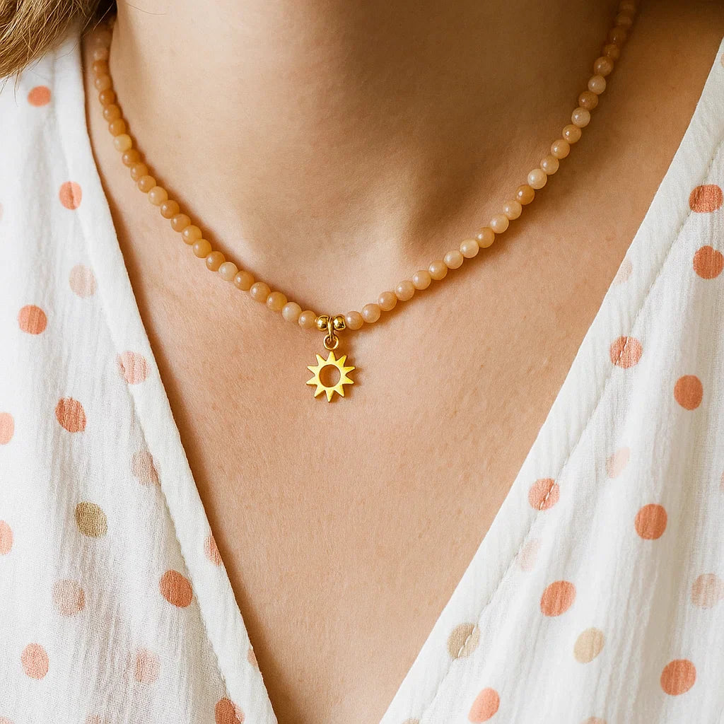 Collier pierre de soleil avec pendentif soleil porté au cou – bijou bien-être lumineux