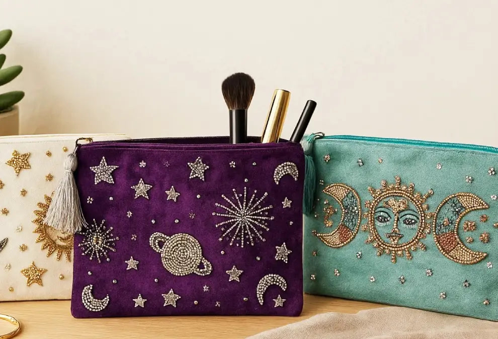 Pochette à bijoux en velours brodé avec pompon : rangement élégant pour bijoux et maquillage