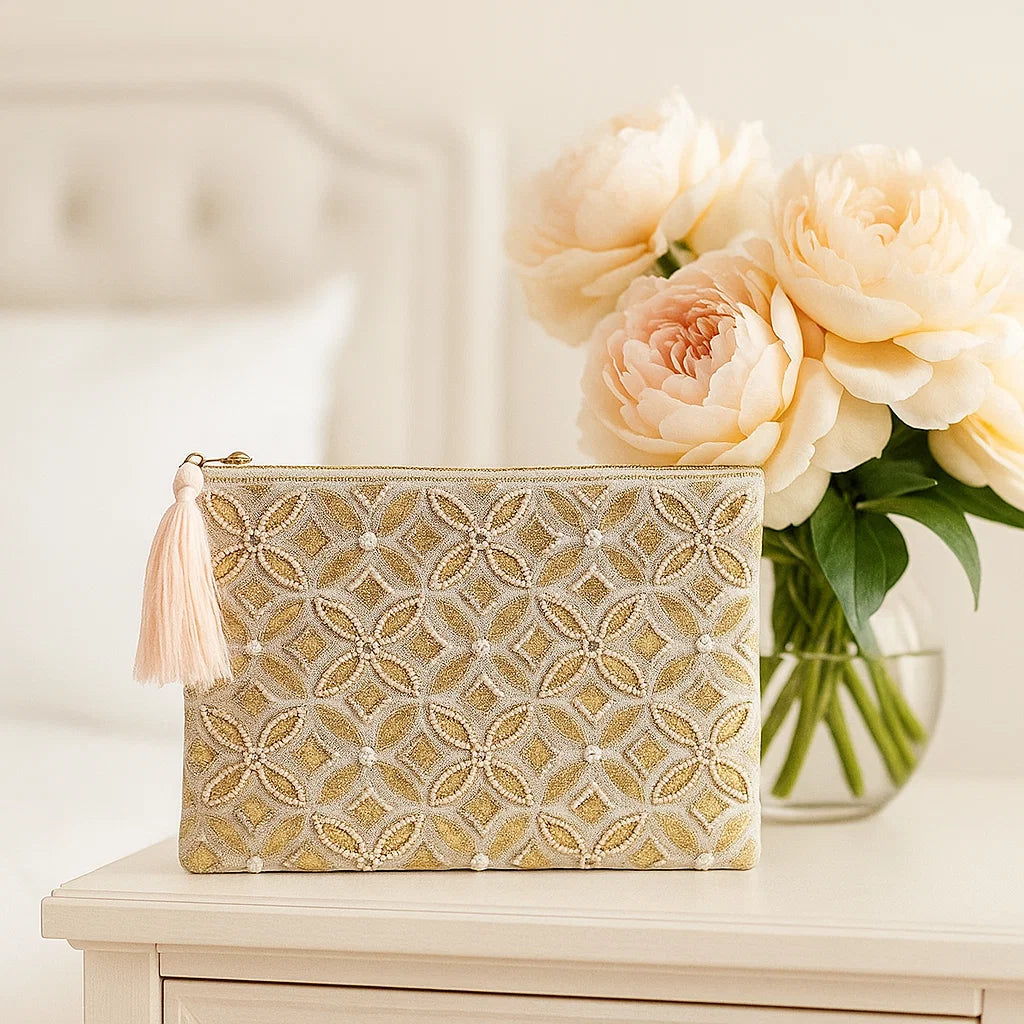 Pochette zippée en velours beige| broderie Fleur de vie dans une chambre