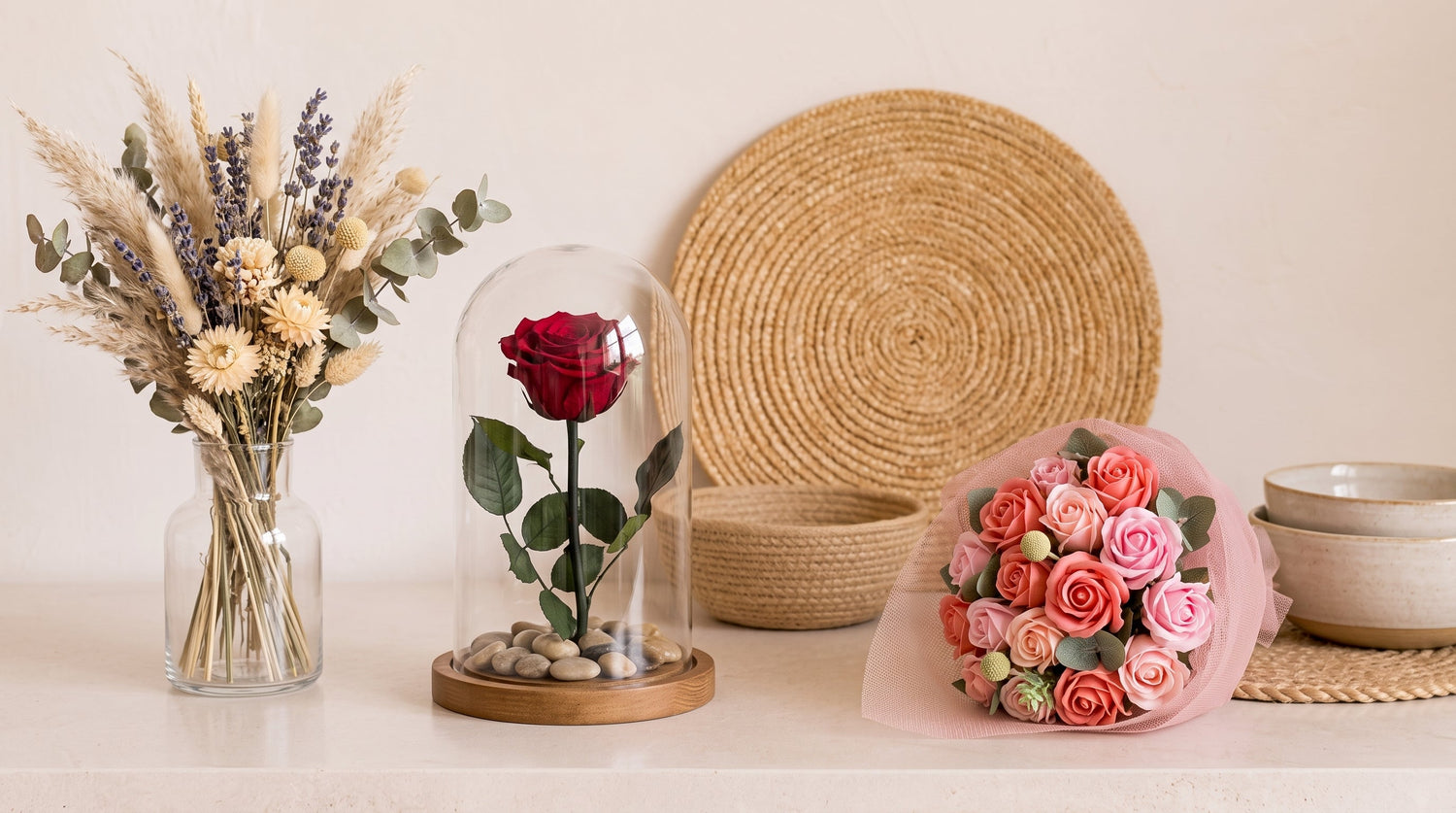 Bouquet de fleurs séchées, rose éternelle sous cloche de verre et bouquet de fleurs de savon posés côte à côte