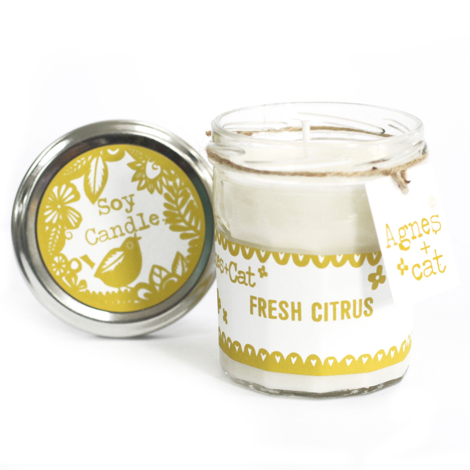 Une bougie parfumée au Citron Frais dans ce Coffret Cadeaux Bougie Citron Frais &amp; Bombes de bain | Agnès &amp; Cat