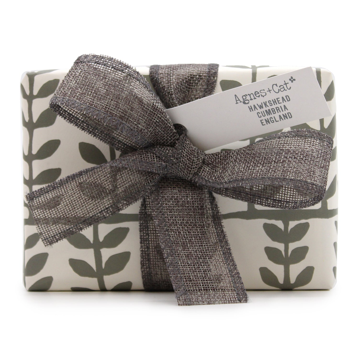 Un emballage cadeau exclusif pour ce coffret cadeaux Bougie &amp; Bombes de bain Agnès&amp;Cat